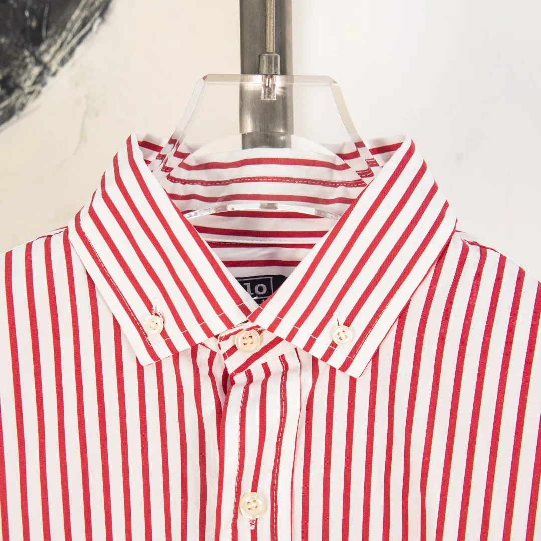 P290 zp version [Exclusive supply] Ralph Lauren/Ralph Lauren 2025SS new old-money style cotton poplin large and small striped long-sleeved casual shirt, 100% restored workmanship, embedded seams and clean edges, curved triangular bifurcation ✅100% cotton poplin, smooth feel, pre-car wash treatment, tighter yarn ✅Custom-dyed original pearlescent white bottom buttons, large and small partitions, vertical eyelets✅Special shaped chiffon foil included in the collar door tube Not easy to deform and pull. ✅ RL three-color large and small vertical striped shirt. Extraordinary isometric. Cleverly matched stripes. Multiple wear to inspire self-expression. Relaxed layering to play with the look of the four seasons. Color: red, blue, green. Size: S M L XL. Number: WW10962.